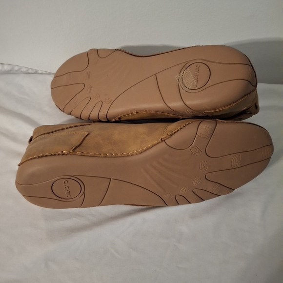 Tan Fur-lined Men's Sneakers with Sleek Silhouette - Picture 4 of 6